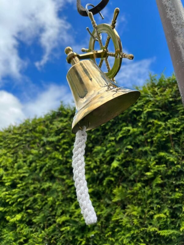 Varpas jūrinis, žalvarinis, laivo šturvalo formos laikikliu. Nenaudotas. Kaina 78