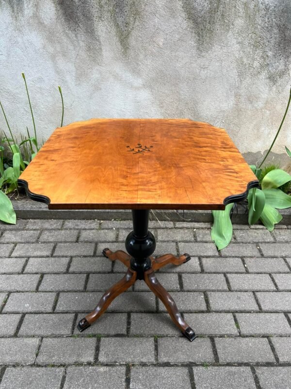 Stalas, nedidelis kavos staliukas, stovelis antikvarinis, puoštas intarsija. Kaina 93