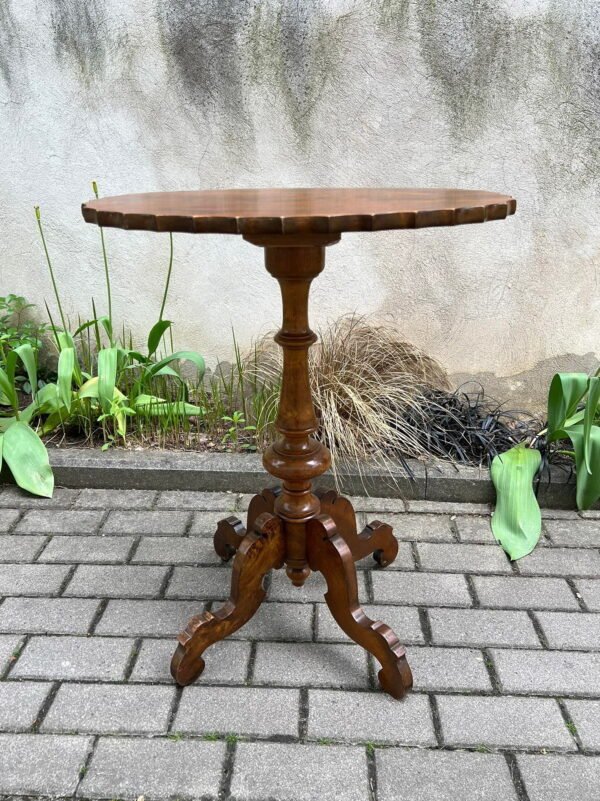 Stovelis, staliukas antikvarinis, ovaliu stalviršiu. Kaina 87