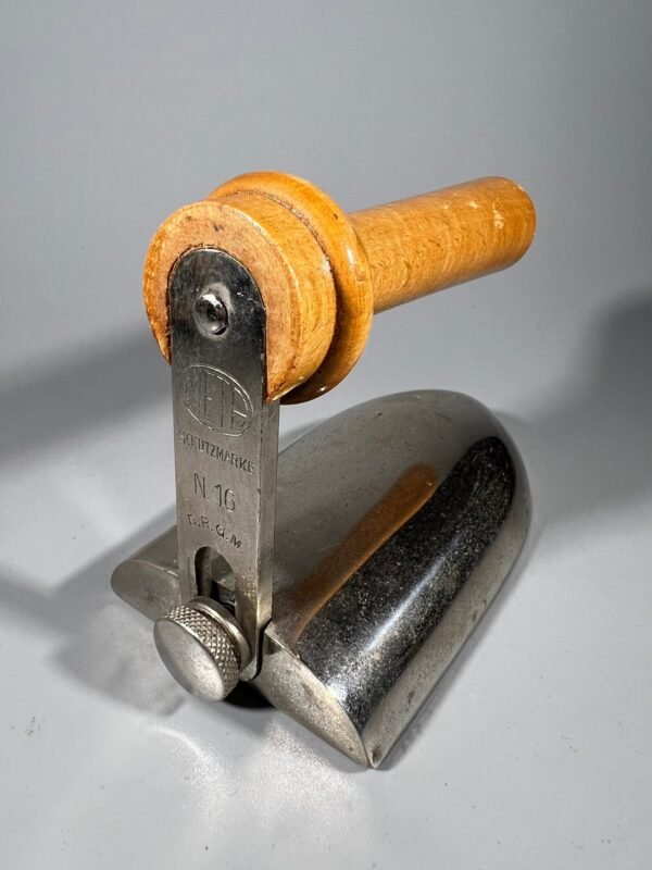 Prosas, lygintuvas, lygintuvėlis antikvarinis, Meta Schutzmarke N. 16, D.R.G.M. (Deutsches Reichs Gebrauchs Muster). Kaina 38