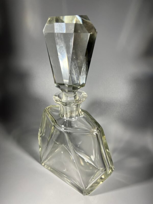 Grafinas ART DECO stiliaus, presuoto stiklo, tarpukario laikų, antikvarinis. Svoris 1,7 kg. Kaina 118