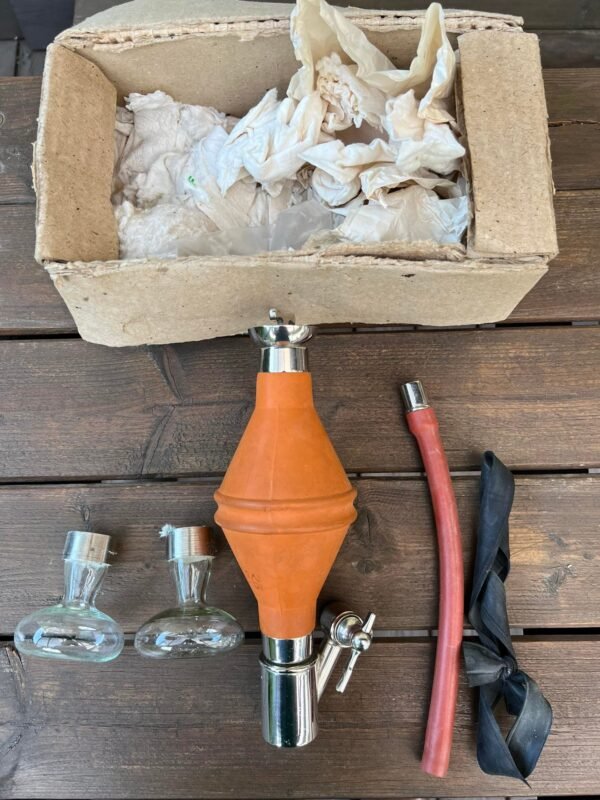 Prietaisas medicininis, Aspiratorius sutraiškytų akmenų pašalinimui. 1962 m. Nenaudotas. Kaina 43