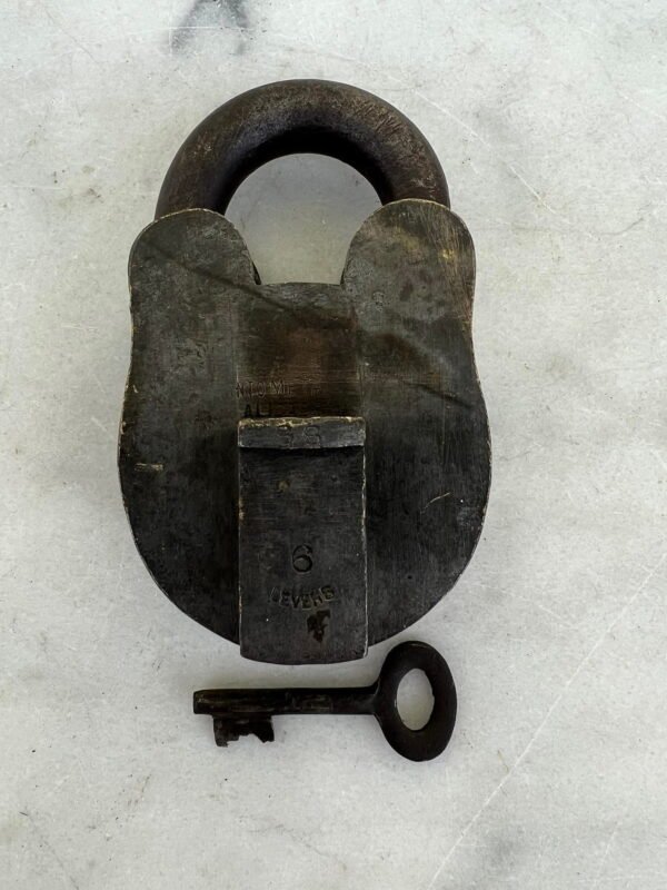 Spyna antikvarinė, stambi, autentiška. Anglija. Svoris 1 kg. Veikianti. Kaina 117