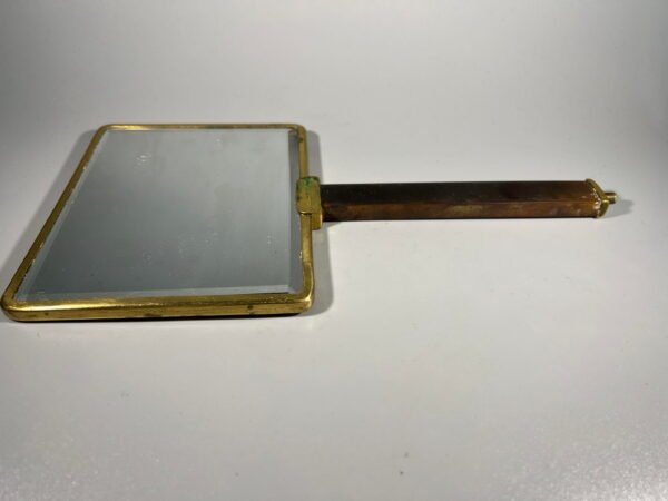 Veidrodėlis, veidrodis antikvarinis, siuvinėtas, su rankena, tinkamas naudojimui. Kaina 36