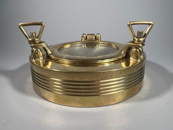 Peleninė, dėžutė žalvarinė, jūros tema - atidaromas laivo iliuminatorius su stiklu, vintažinė. 2 vnt. Kaina po 38