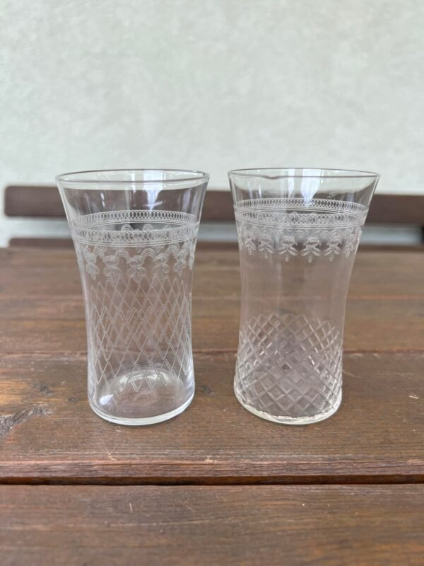 Stiklinės antikvarinės, raižytos, plono stiklo, Viktorijos laikų (1837-1901) stiliaus. 2 vnt. Kaina po 13