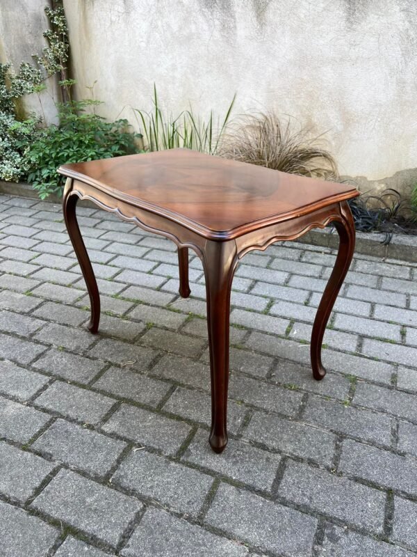 Staliukas nedidelis, keturkampis, dailus, tvirtas, lempos, kavos. Kaina 93