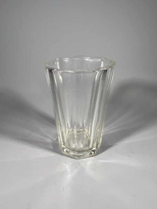 Stiklinė, stiklinaitė šimtagramė antikvarinė, tarpukario laikų. Talpa 100 g. Rasta Kaune. Kaina 26