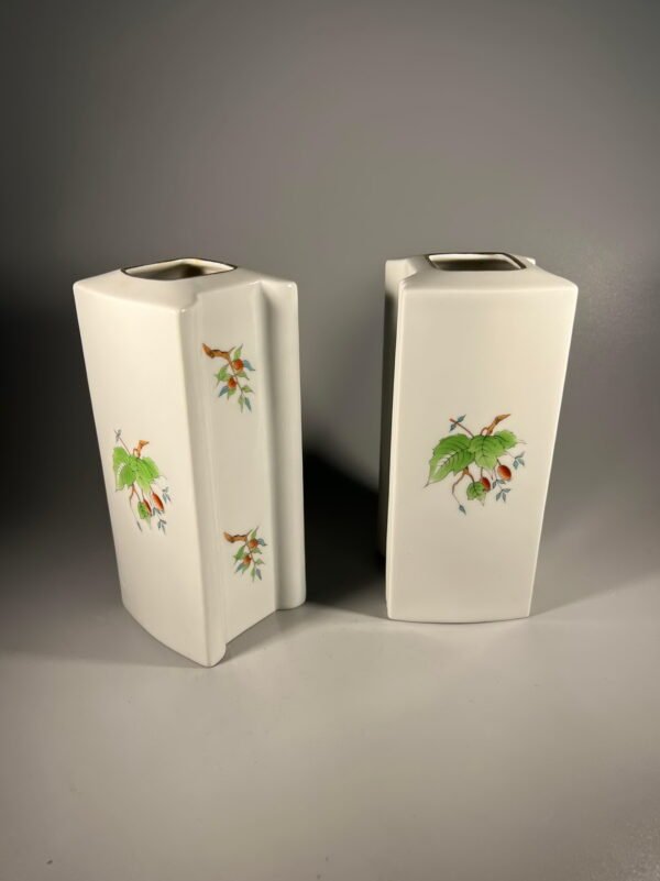 Vazos porcelianinės Art Deco stiliaus Herend Hungary. Aukštis 16 cm. Kaina 73 už abi.