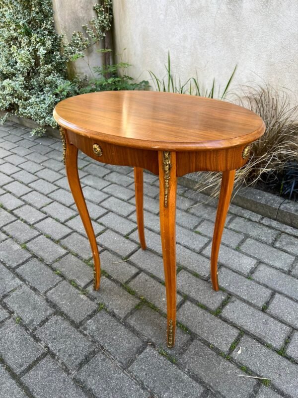 Staliukas nedidelis, stovelis ovalus. elegantiškas, ampyro stiliaus, kavos, lempos. Kaina 87