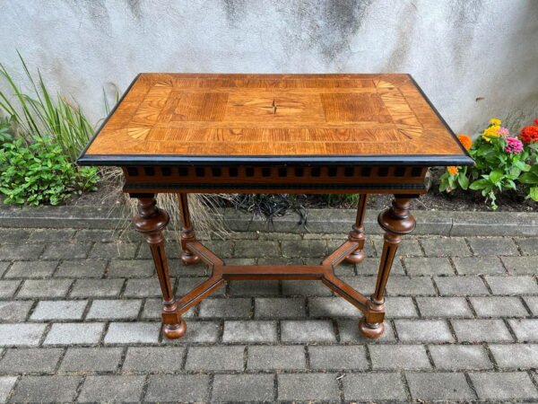 Stalas keturkampis, antikvarinis, išskirtiniu stalviršiu, nedidelis valgomojo. Kaina 317