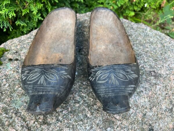 Klumpės, batai antikvariniai, mediniai, drožinėti. Kaina 63