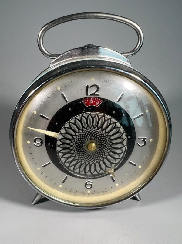 Laikrodis žadintuvas, vintažinis. Veikiantis. Veikiant mozaika ciferblate sukasi. SHANGHAI DIAMOND FACTORY. Kaina 68