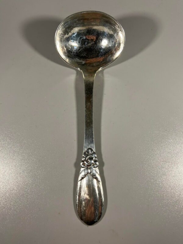 Šaukštas, samtelis sidabrinis Evald Nielsen, antikvarinis. Danija. Svoris 74 g. Praba 925. 1916 m. Ilgis 19 cm. Būklė labai gera. Kaina 156