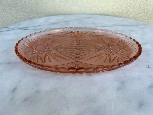 Lėkštė rausvo stiklo, antikvarinė, tarpukario laikų. Rasta Kaune. Kaina 33