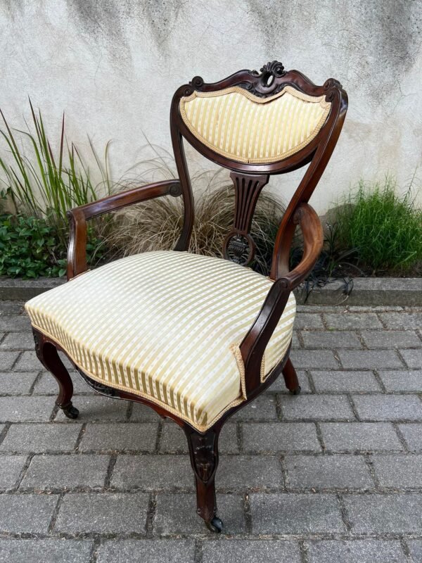 Krėslas, fotelis, antikvarinis, angliškas, tvirtas, kėdė su porankiais. Kaina 218