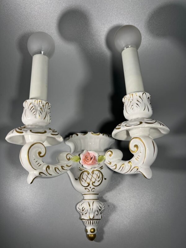 Šviestuvas, žvakidė bra porcelianinis 2 šakų. Klijuota. Kaina 23