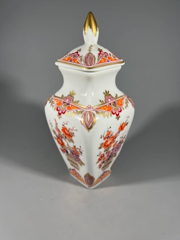 Vazelė, urna porcelianinė su dangčiu. Vokietija. Kaina 16