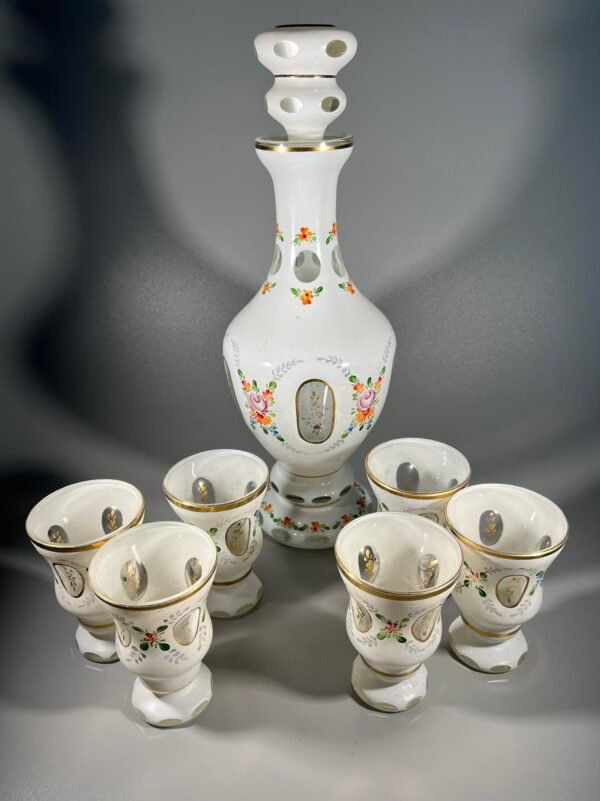 Grafinas su 6 taurelėm, stikliukais, vintažinis, tapytas BOHEMIA. Kaina 183 už viską.