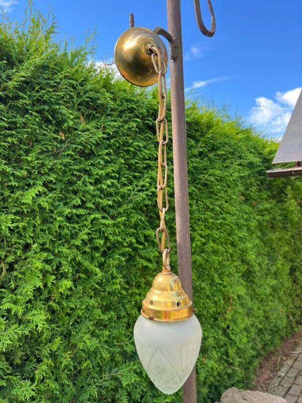 Šviestuvas pakabinamas, stikliniu, raižytu gaubtu. Kaina 78