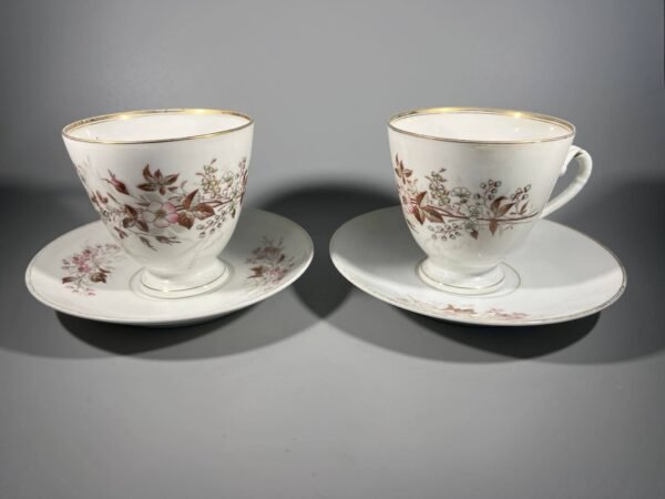 Puodeliai su lėkštutėmis porcelianiniai, antikvariniai, didesni. Puodelio talpa 260 ml. LIKO VIENAS. Kaina 18