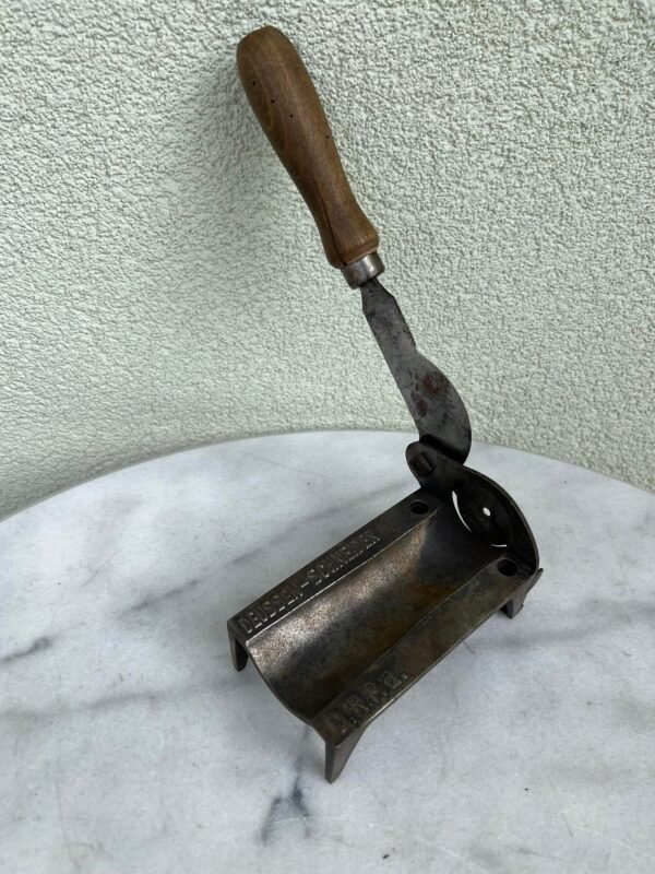 Tabako pjaustyklė antikvarinė DEUSSEN-SCHNEIDER D.R.P.a. Vokietija. Kaina 78