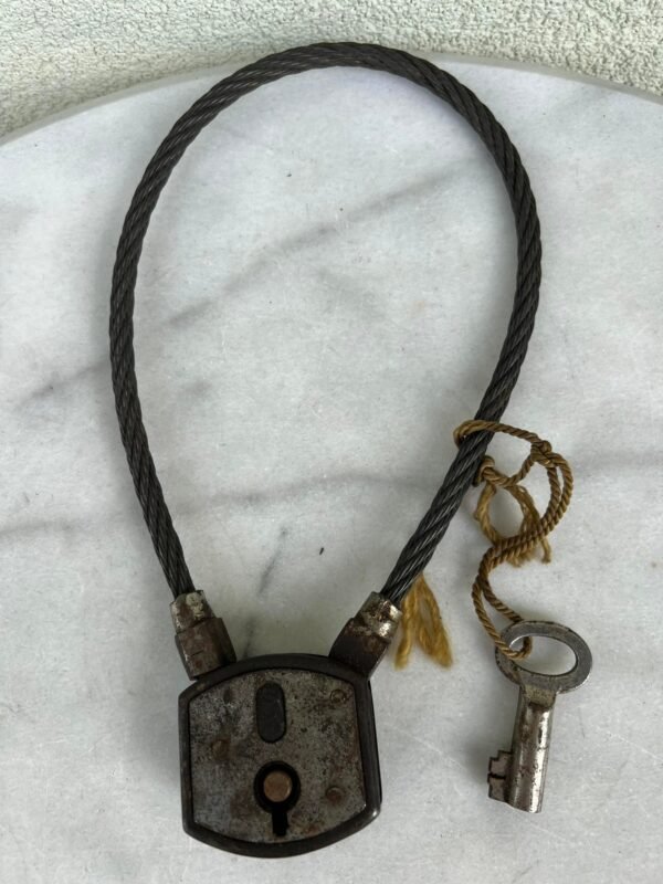 Spyna su trosu antikvarinė. Veikianti. Kaina 76