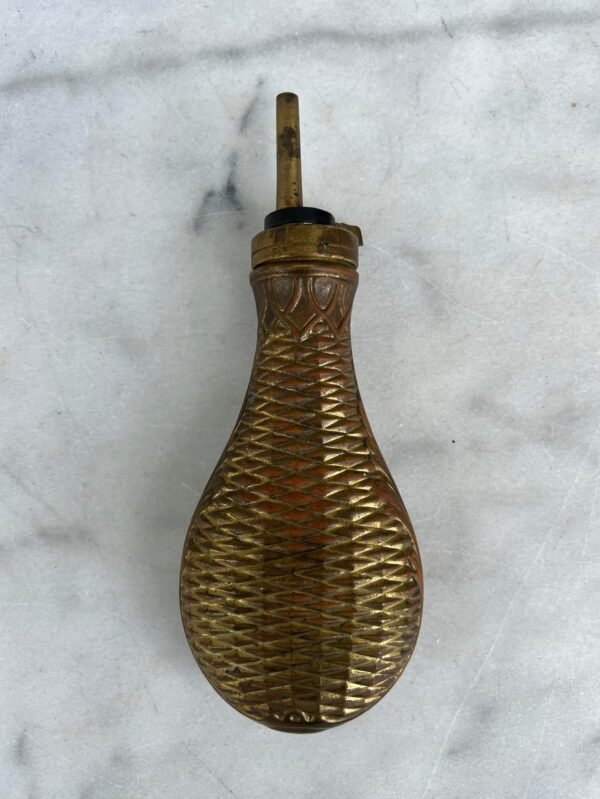 Parakinė antikvarinė žalvarinė reljefiniu paviršiumi. Italy. Kaina 96