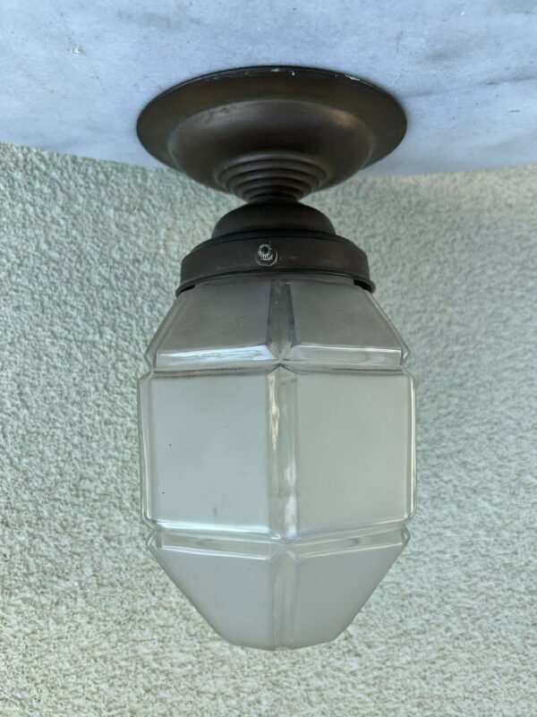 Šviestuvas antikvarinis, tarpukario laikų. Žalvaris, stiklas. Kaina 128