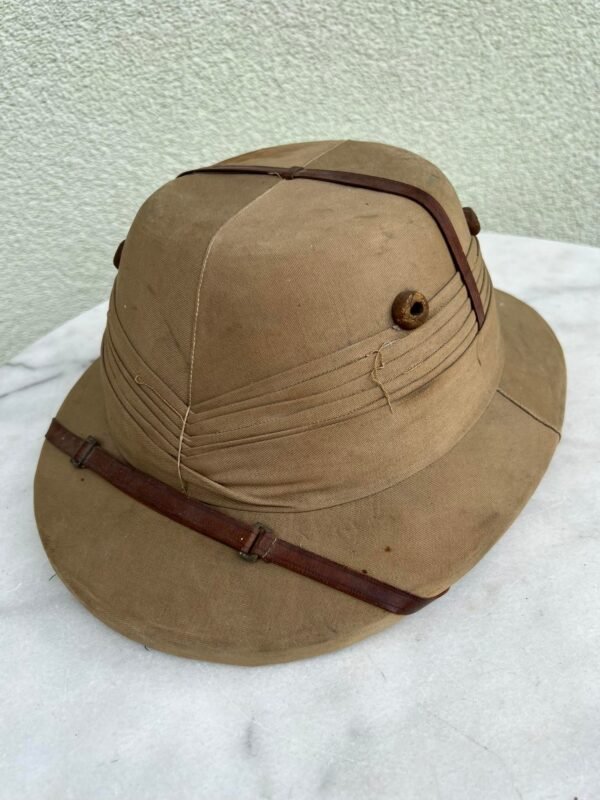 Šalmas, kepurė iš kamštinės medžiagos. Specially made for suri wool house, Delhi. Pagamintas Anglijos kolonijinėje Indijoje. Originalas. Kaina 138