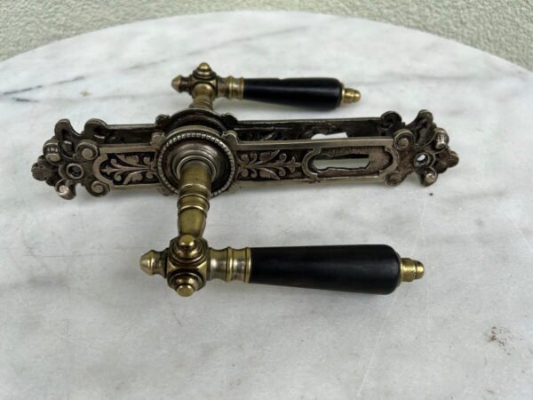 Rankenos, rankena durų antikvarinė puošta medžiu. Kaina 128