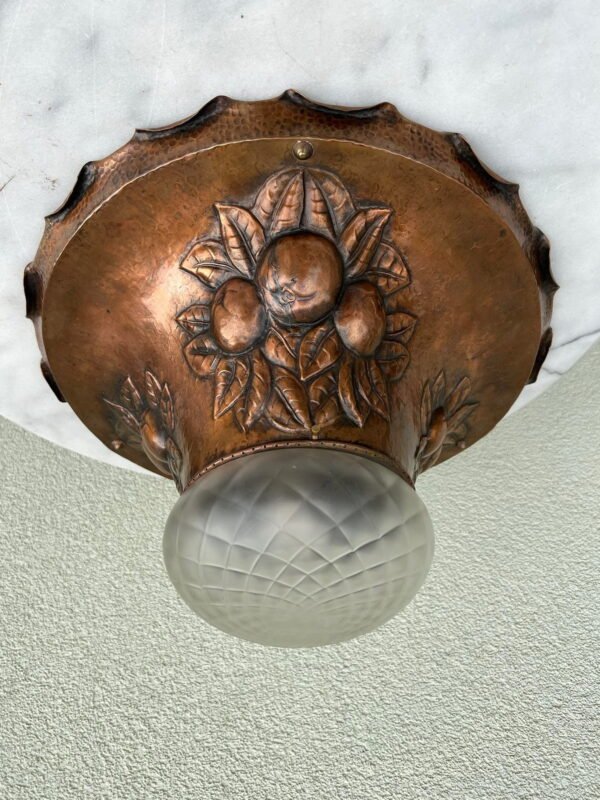 Šviestuvas antikvarinis, Art Nouveau, Secesijos stiliaus. Varis, kaltinis, reljefinias piešiniais, raižytas stiklas. Kaina 193