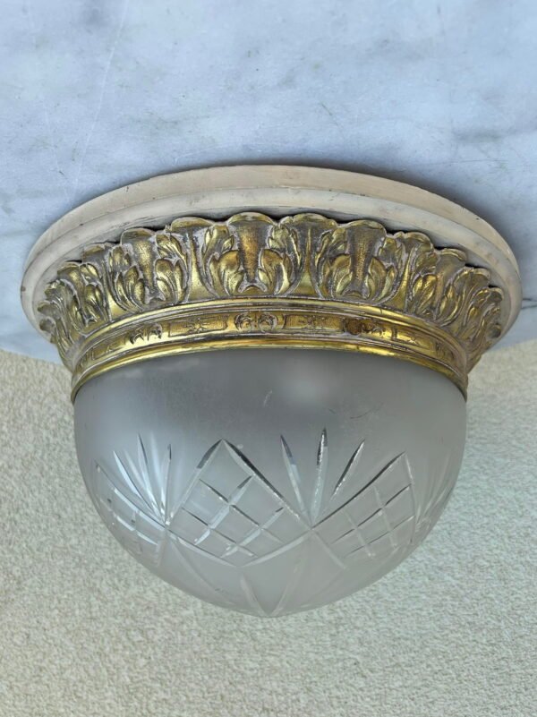 Šviestuvas antikvarinis, tarpukario laikų, bronziniu pagrindu, raižytu stiklu, 2 lempų. Kaina 187