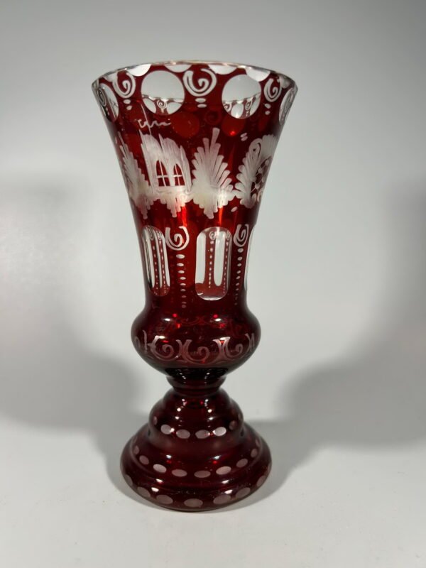 Vaza Bohemia Egermann rubino spalvos, raižyto, pjaustyto stiklo, antikvarinė. Kaina 52