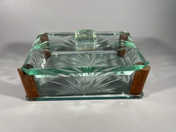 Dėžutė stilinga, raižyto krištolo, antikvarinė. Kaina 87