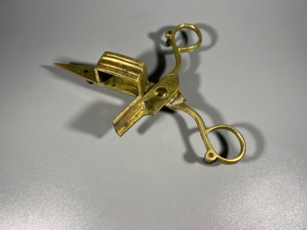 Žirklės antikvarinės, bronzinės, žvakėms gesinti. Ilgis 16 cm. Kaina 28