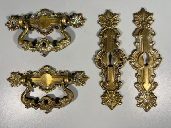 Rankenėlės antikvarinės, rakto skylės apvadai. Kaina po 13