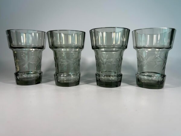 Taurės, stiklinės Art Deco stiliaus, raižyto, presuoto stiklo, antikvarinės. Talpa 130 ml. 4 vnt. Kaina po 12