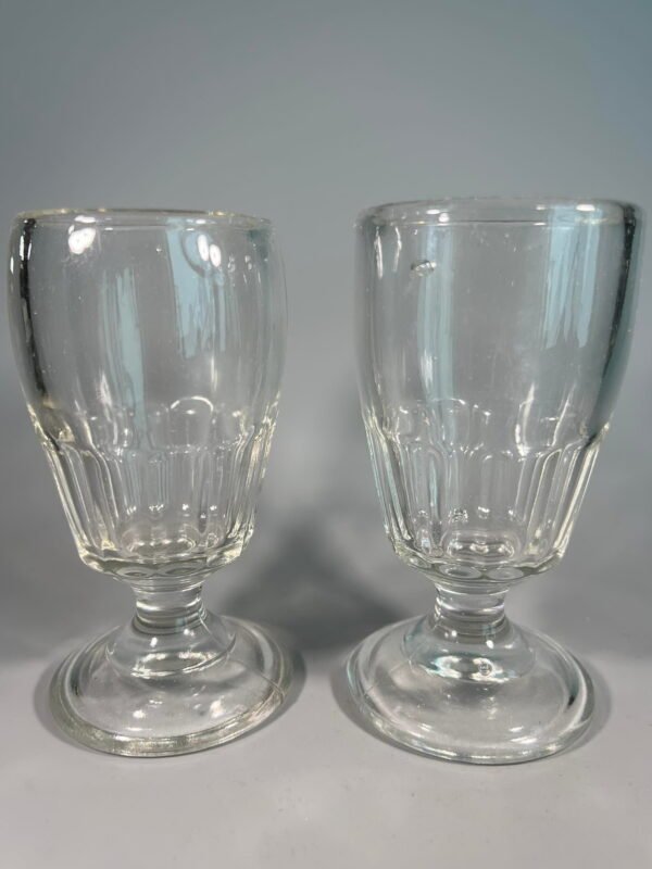 Taurė, taurelė, lafitnik, stikliukas antikvarinis, tarpukario laikų. Talpa 160 ml. 2 vnt. Kaina po 26