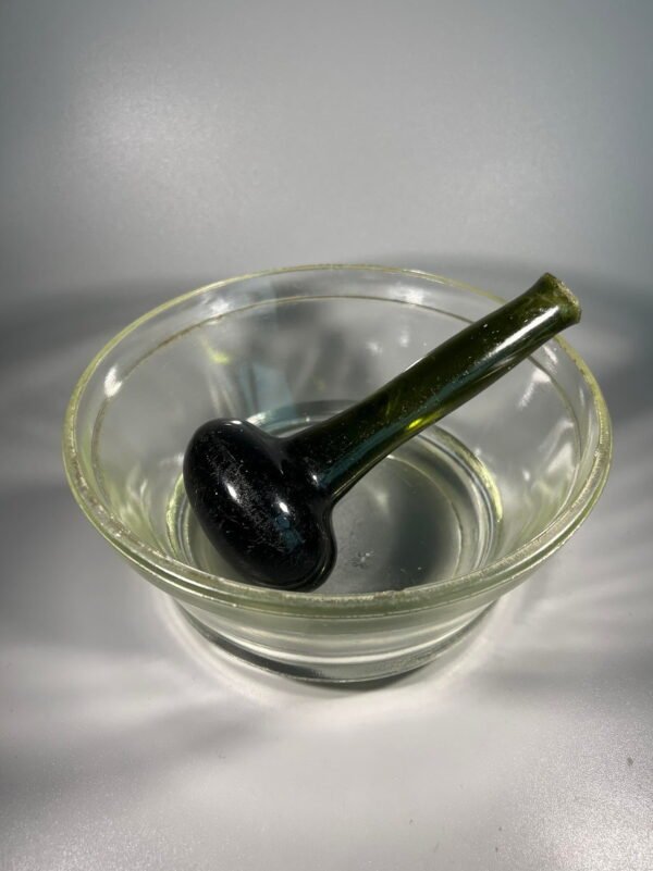 Grūstuvė, piesta stiklinė, stambi su stikliniu indu antikvariniai. Kaina 58 už viską