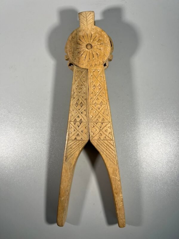 Riešutų gliaudyklė drožinėta. Kaina 27