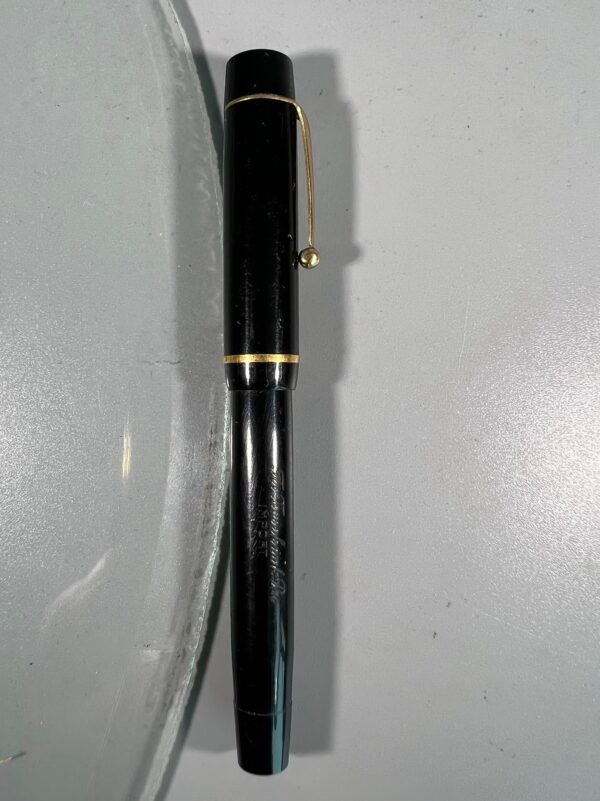 Plunksnakotis antikvarinis The Tomahawk Pen su 14 K auksine plunksna. Ilgis 13 cm. Kaina 83