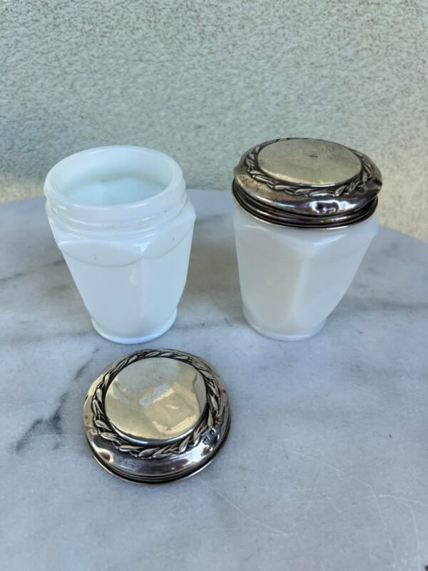 Indai sidbriniais kamščiais antikvariniai, veido kremo OATINE, pieno stiklo. 1927 m. Birmingemas. 2 vnt. Sidabrinių kamščių svoris po 14 g. Kaina po 48