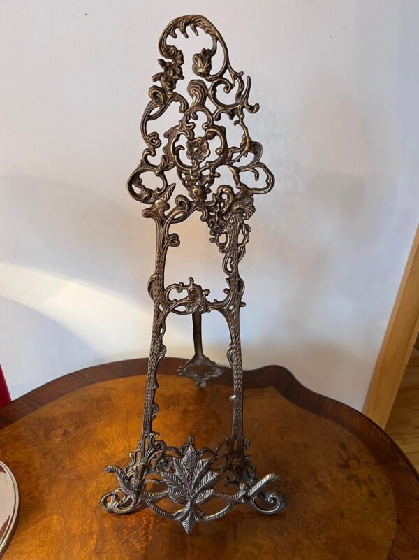 Stovelis bronzinis, patinuota bronza, dailus ir tvirtas, antikvarinio stiliaus. Kaina 163