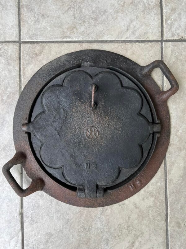 Keptuvė čirvinių blynų špižinė, ketaus, vartoma. Didesnė, nr. 2. Kaina 132