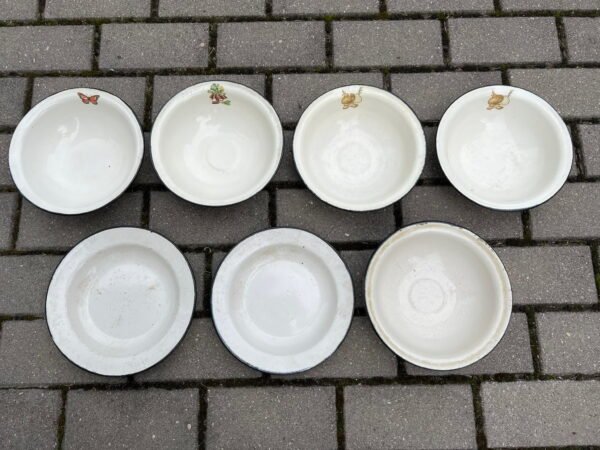 Dubenėliai, lėkštės, bliūdeliai emaliuoti, skardiniai, balti, tarybiniai, sovietinių laikų. PARDUOTA apatinėje eilėje du paskutiniai. Kaina po 4