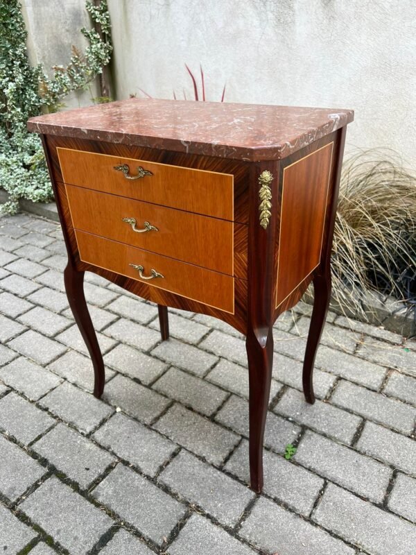 Komoda, spintelė nedidelė, akmeniniu, marmuriniu stalviršiu, puošta bronza. Kaina 162