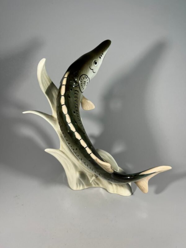 Statulėlė porcelianinė žuvis Eršketas Royal Dux Bohemia. Made in Czechoslovakia. Kaina 36