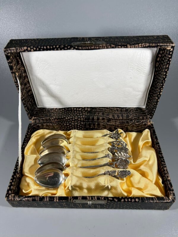 Šaukštelių sidabrinių, antikvarinių gėlių, augalų motyvais komplektas originalioje dėžutėje. 6 vnt. 800 praba. Visų svoris 56 g. Kaina 146