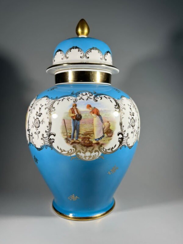 Vaza urna porcelianinė, antikvarinė dviem skirtingais piešiniais. Vokietija. Kaina 76